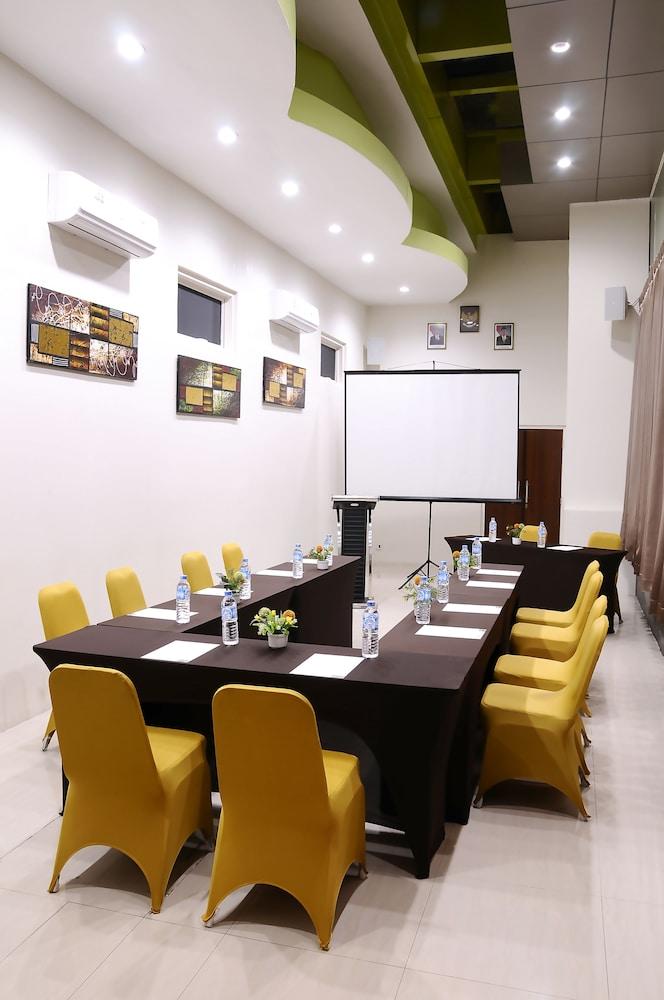 Biz Boulevard Hotel Manado Kültér fotó